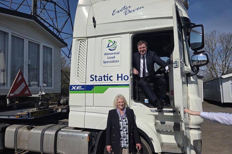 Mel Stride with Static Homes MD Sandra Tully.