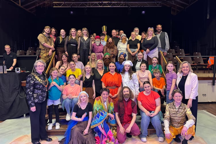 The CODS cast with Kay Rowan, NODA National President, standing left, and Lyn Burgoyne, NODA SW rep (District 5), standing right, with Holly Harris, director, standing centre. AQ 8258
