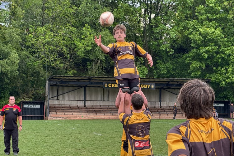 Crediton RFC U15’s receiving the ball during a line out.  AQ 9543
