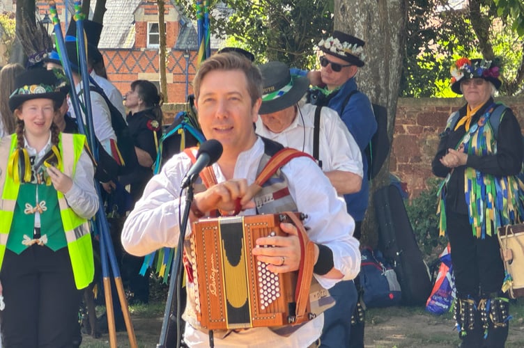 Jim Causley about to sing at Exeter Cathedral.  AQ 2153