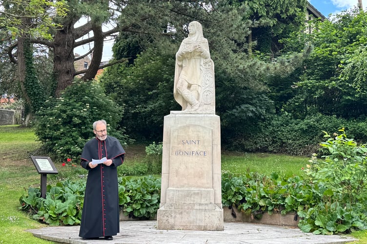 Rector, Rev Matthew Tregenza, led the prayers and readings at the statue. AQ 2708