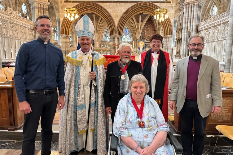 Ann Jerman and Robert Vere with the Bishops of Exeter and Crediton with Rev Jeremy Putnam, left and Rev Matthew Tregenza, right. AQ 2805