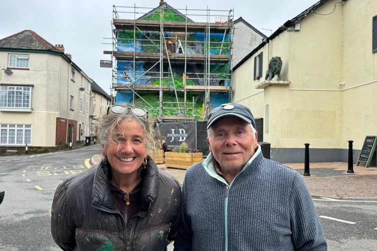 Sarah Harvey and John Hurford who are creating the giant mural in Chulmleigh. AQ 2968