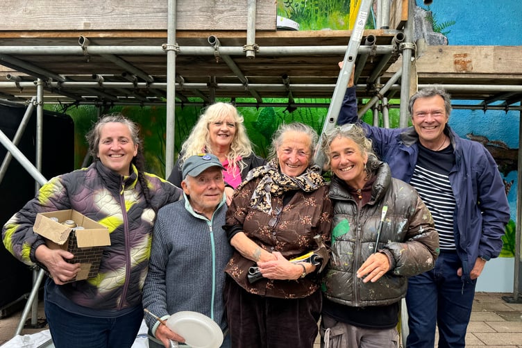 The artists creating the mural and friends with parish councillors Ann and Chris Stanton, back. AQ 2997