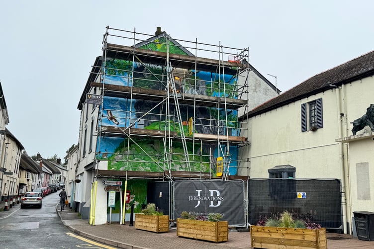 The mural adorns the side of a three-storey property in Chulmleigh. AQ 2964