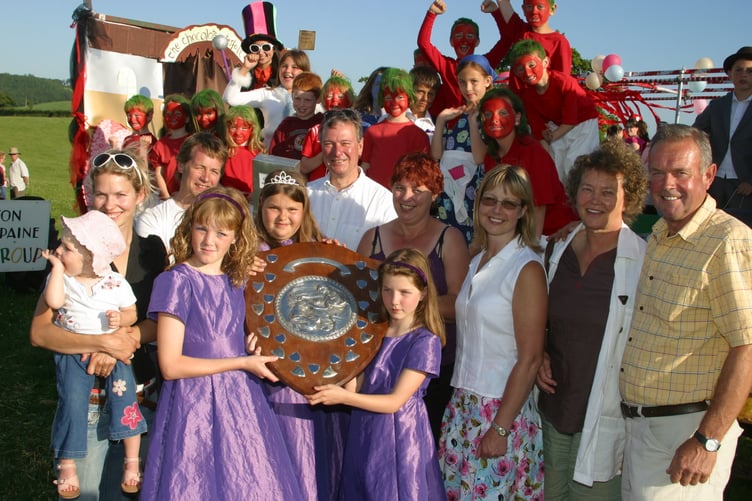 Cheriton Fitzpaine Carnival trophy winners in 2006. AQ 6629