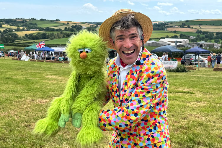 Rob Pudner of Entertainingly Different entertained the crowds at Coldridge. AQ 4015