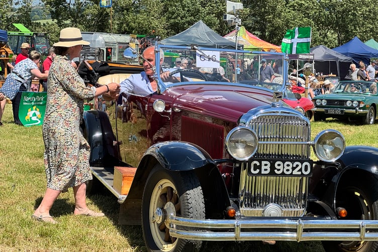 Each vehicle owner receives a commemorative plaque for attending Coldridge Fete. AQ 4065