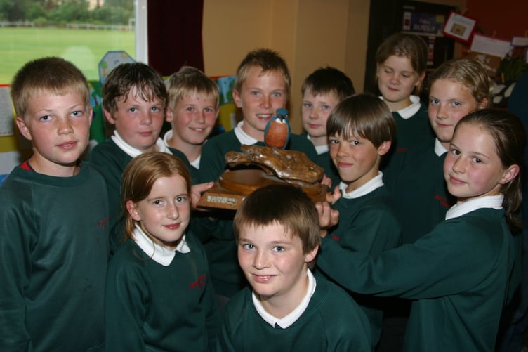North Tawton Primary School with the trophy they received after winning the Kingfisher Award for their environmental project in July 2004. 200-0097_IMG