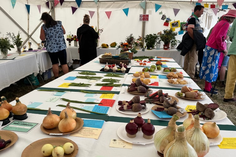 Exhibits in the Harvest and Home marque. AQ 7414