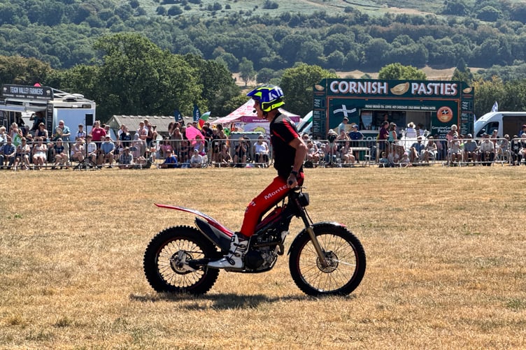 Dangerous Steve provided main ring entertainment. AQ 8916