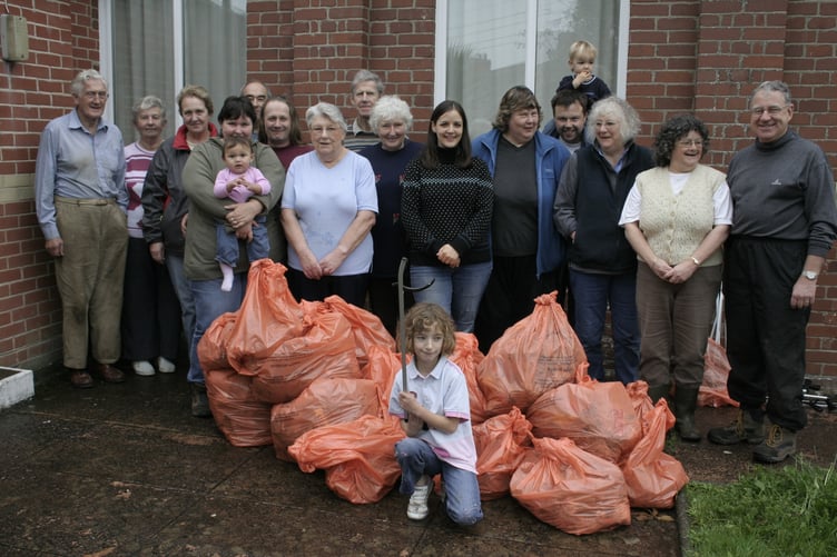Residents in Lapford joined in a litter-pick and successfully collected 62kg of litter in October 2006. IMG_5504