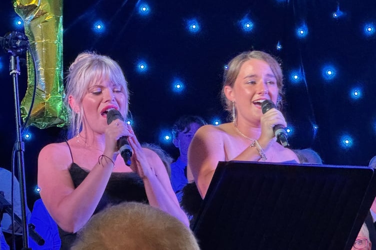 A duo singing during one of the CODS evening concerts. AQ 1338