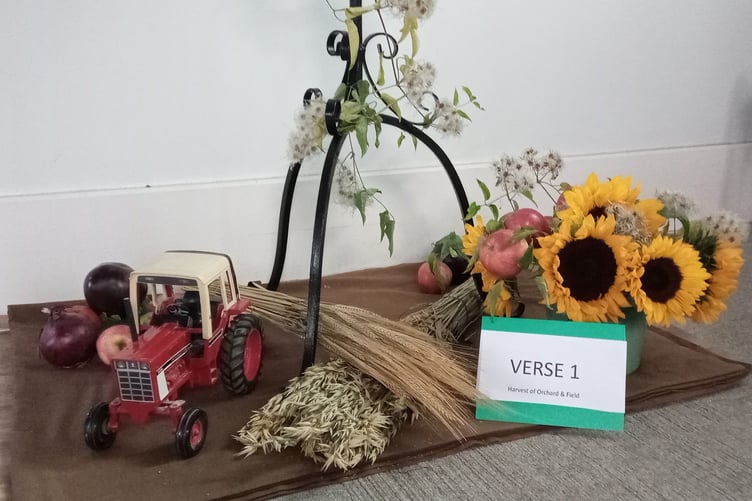 The floral arrangement with the theme Praise God for the harvest of orchard and field.