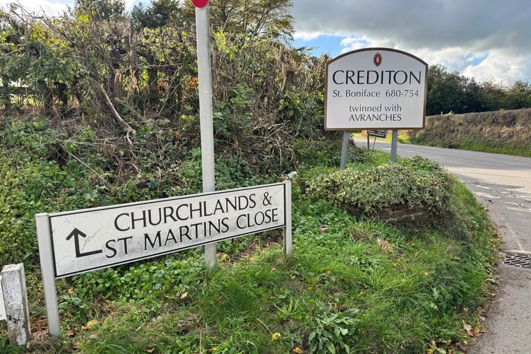 The Crediton sign at Bow. AQ 3837
